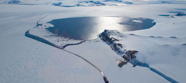 Photo BANQUISE : En hiver, une banquise côtière très étendue relie les îles de l’archipel François-Joseph, à l’exception de quelques polynies récurrentes qui apparaissent régulièrement au même endroit.